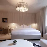 Palace Modern At The Plaza *