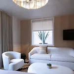 Palace Modern At The Plaza *